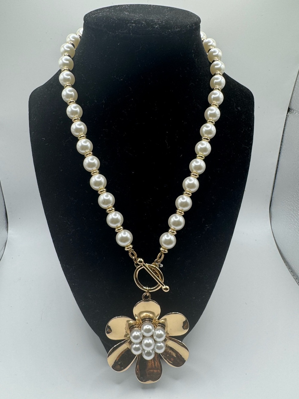 Elegant Gold and Pearl Flower Necklace